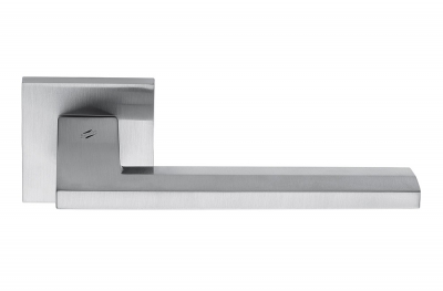 Electra Polished Chrome Door Handle on Rosette with Flat Linear Shape by Colombo Design